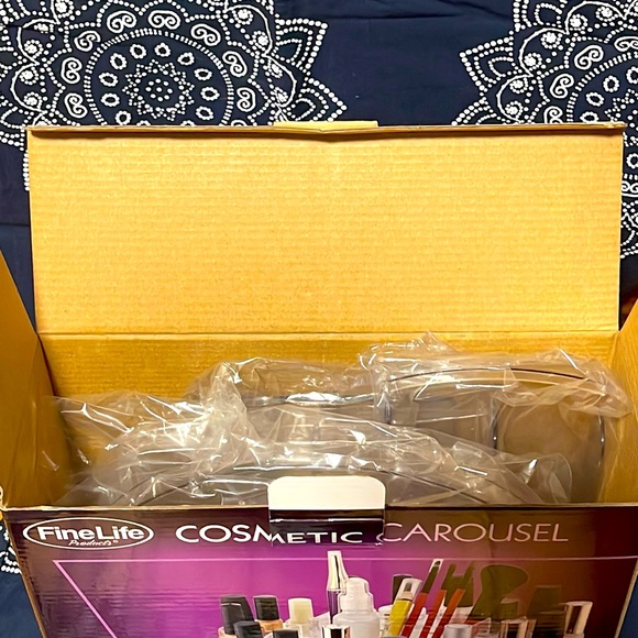Fine Life Product Cosmetic Carousel - Picture 2 of 4